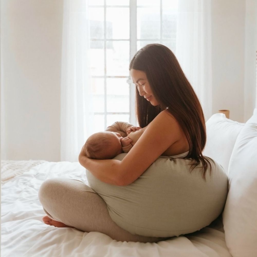 Bebeğiniz ve sizin için %100 pamuklu kumaştan üretilen, tek düğümle emzirme yastığına dönüşen ergonomik hamile destek minderi.